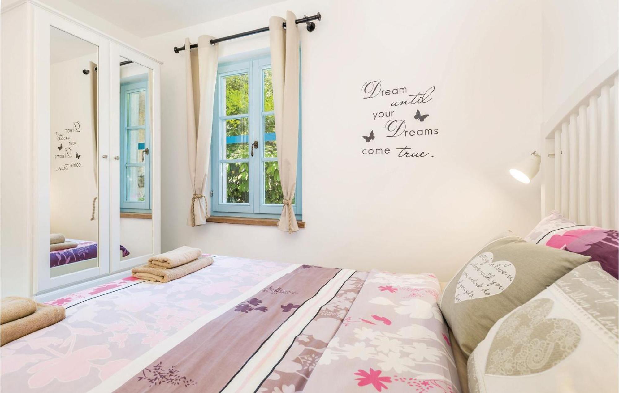 Stunning Home In Jurdani With Wifi Mucici Екстериор снимка