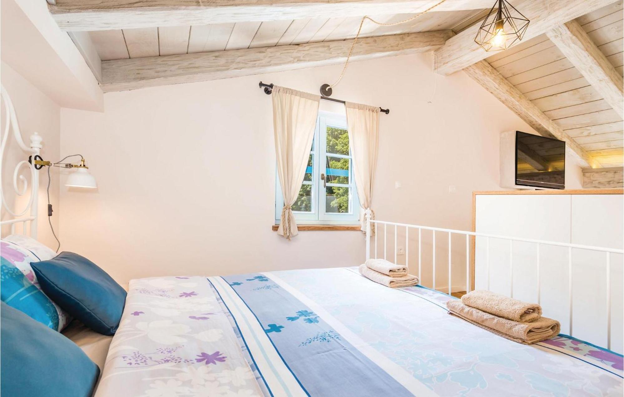 Stunning Home In Jurdani With Wifi Mucici Екстериор снимка