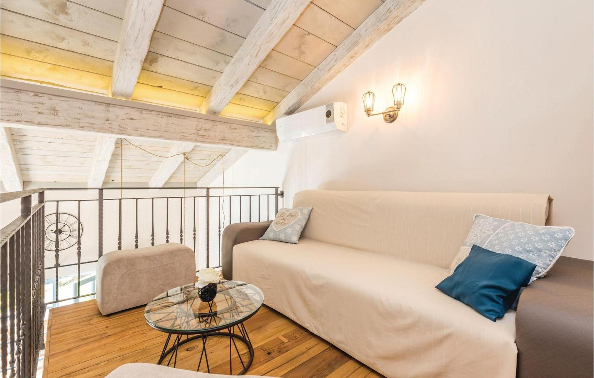 Stunning Home In Jurdani With Wifi Mucici Екстериор снимка