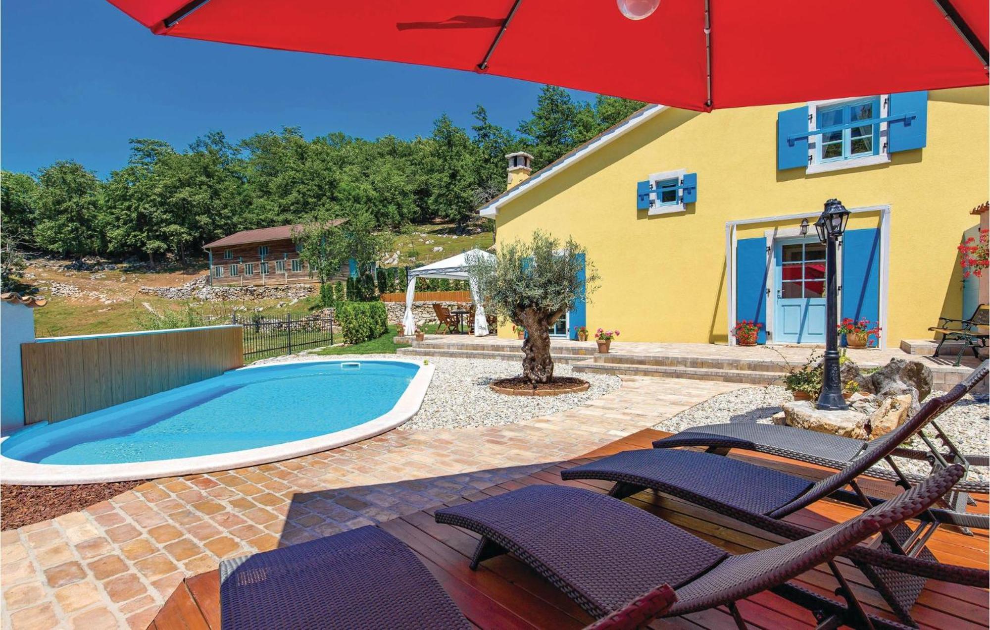 Stunning Home In Jurdani With Wifi Mucici Екстериор снимка