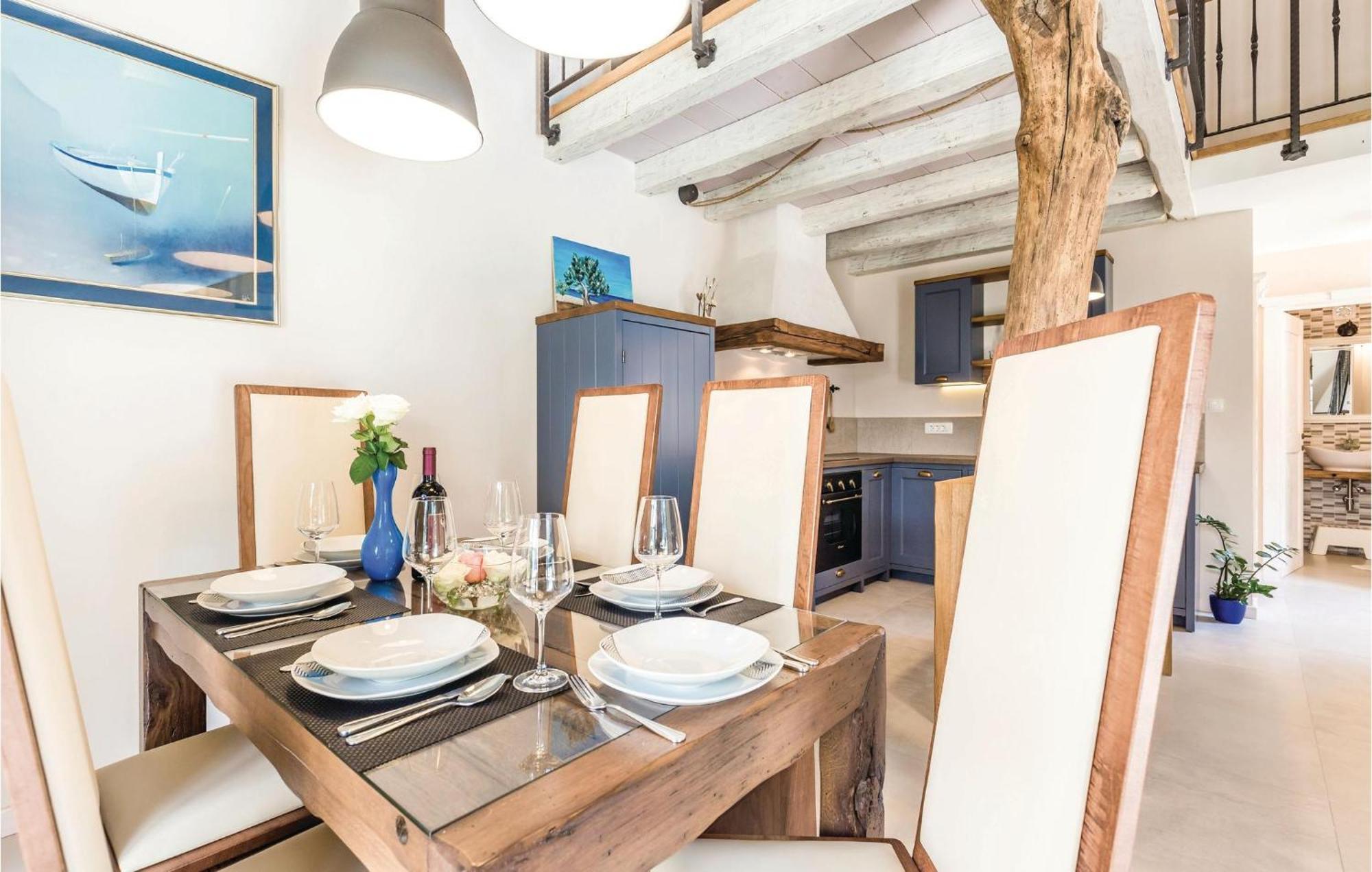 Stunning Home In Jurdani With Wifi Mucici Екстериор снимка