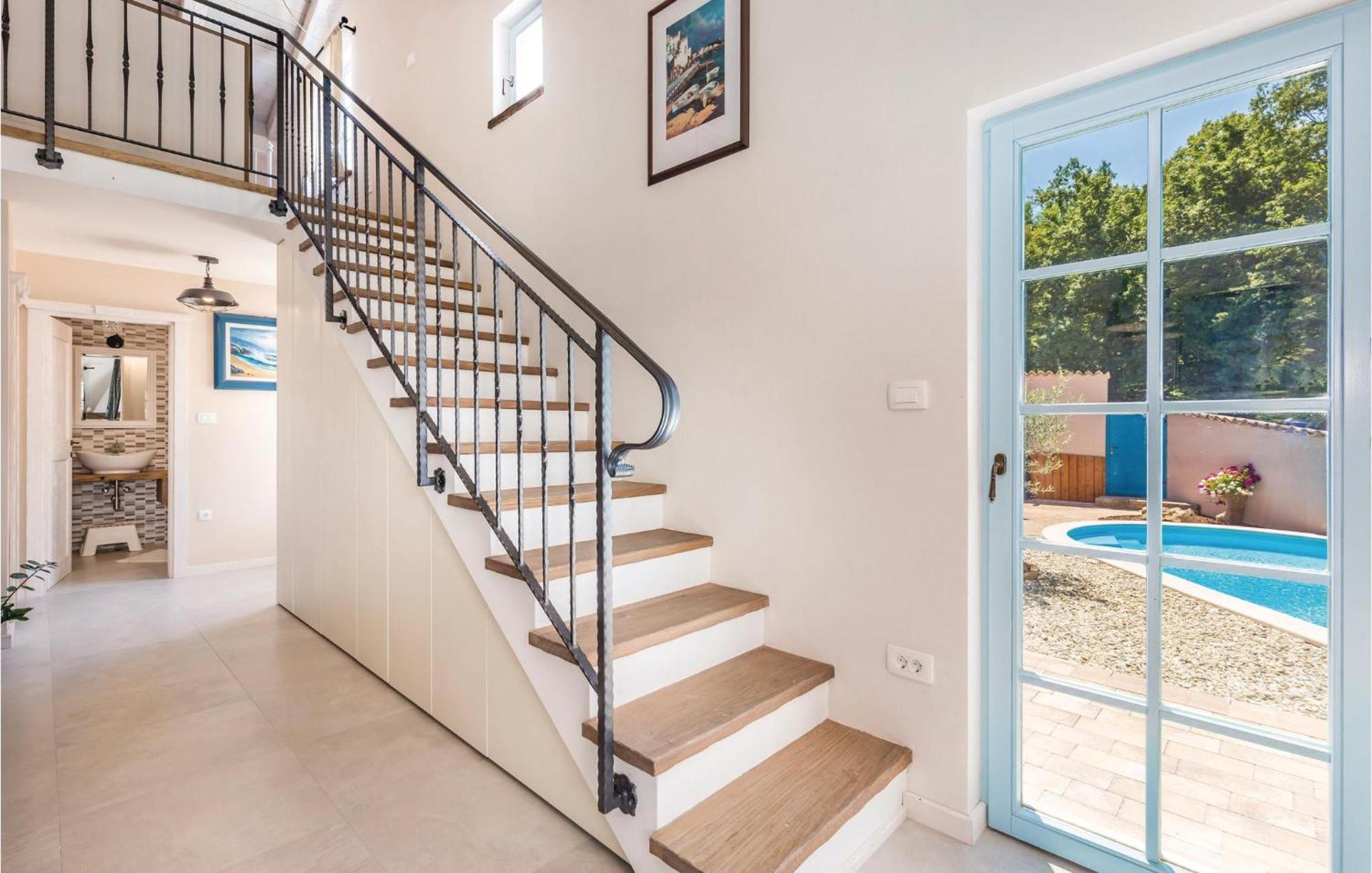 Stunning Home In Jurdani With Wifi Mucici Екстериор снимка