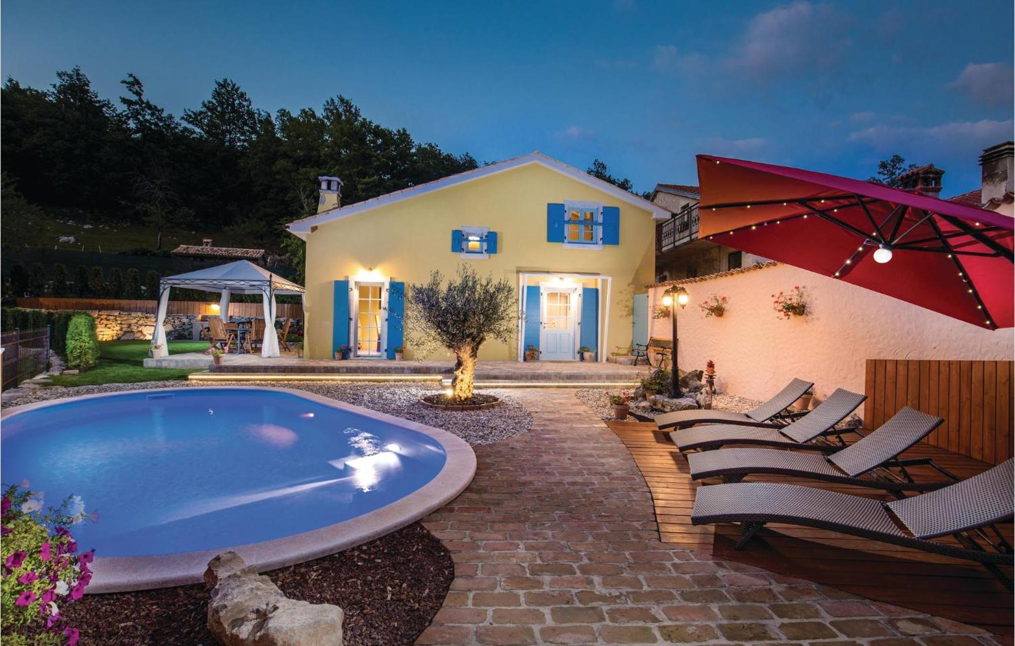 Stunning Home In Jurdani With Wifi Mucici Екстериор снимка
