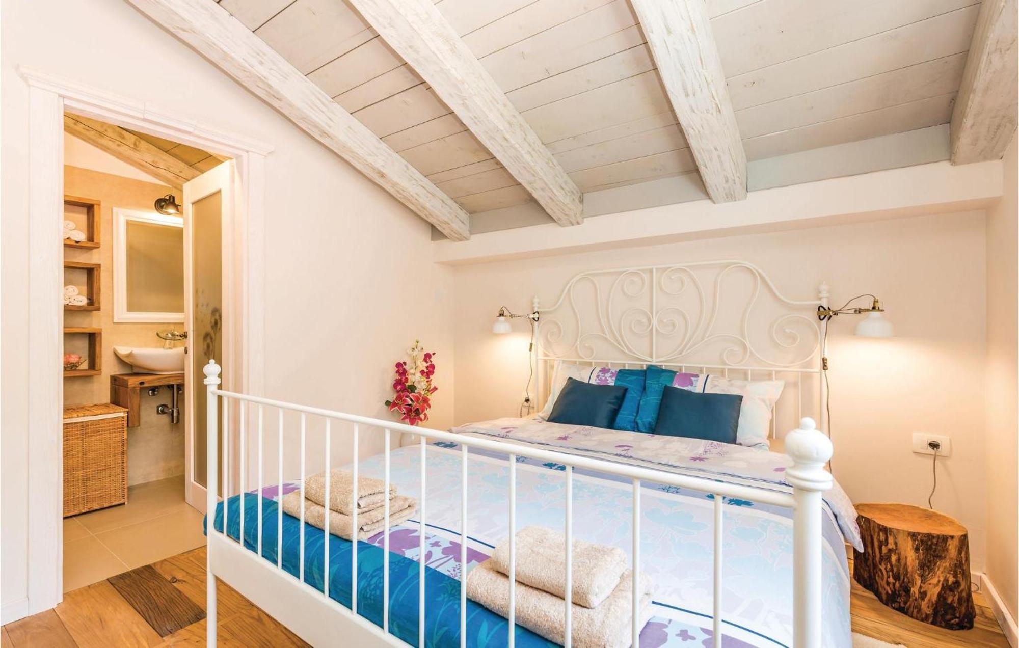 Stunning Home In Jurdani With Wifi Mucici Екстериор снимка