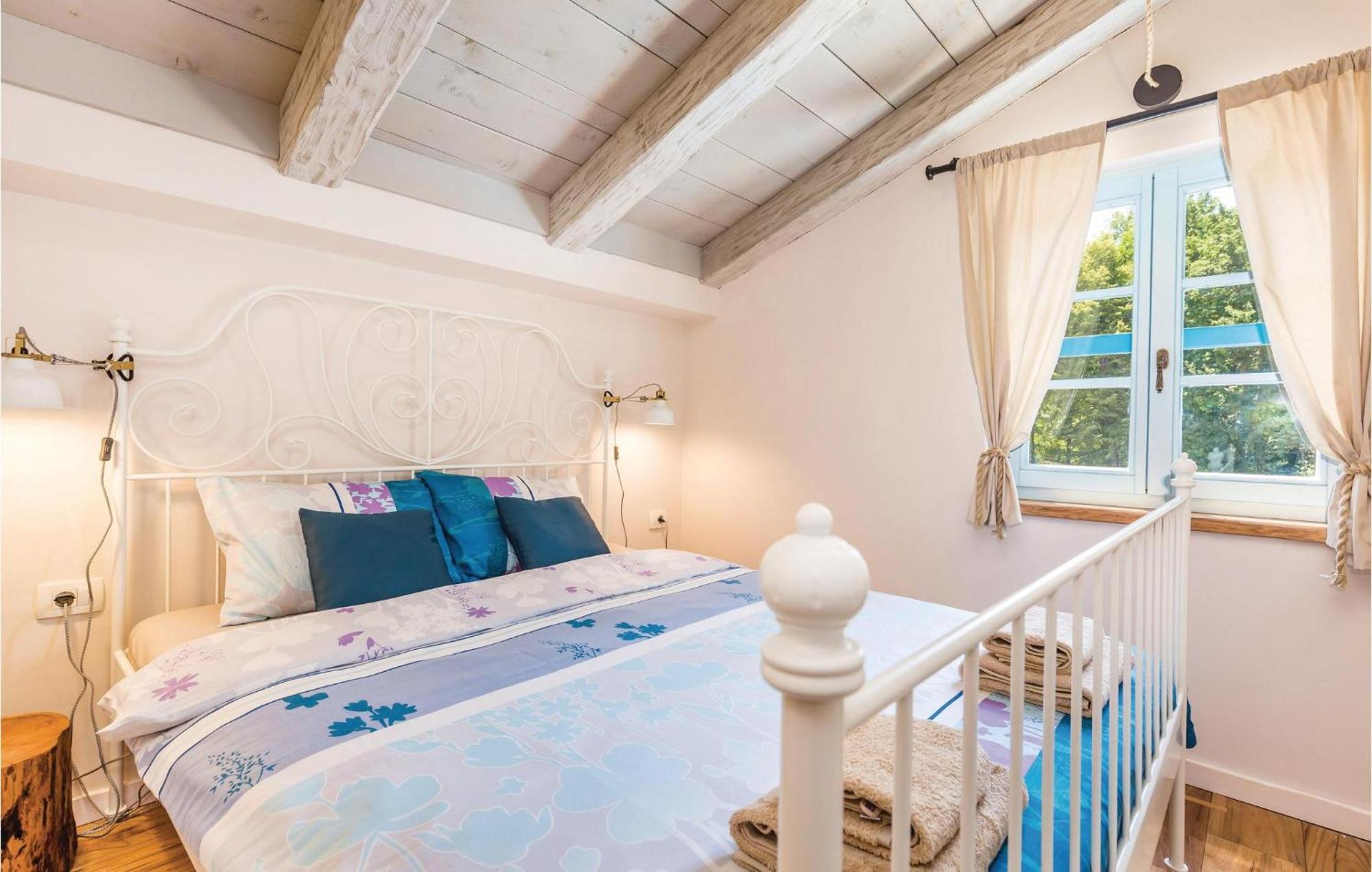 Stunning Home In Jurdani With Wifi Mucici Екстериор снимка